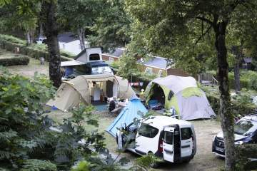 Emplacements de 180 à 220 m² pour tente et caravane